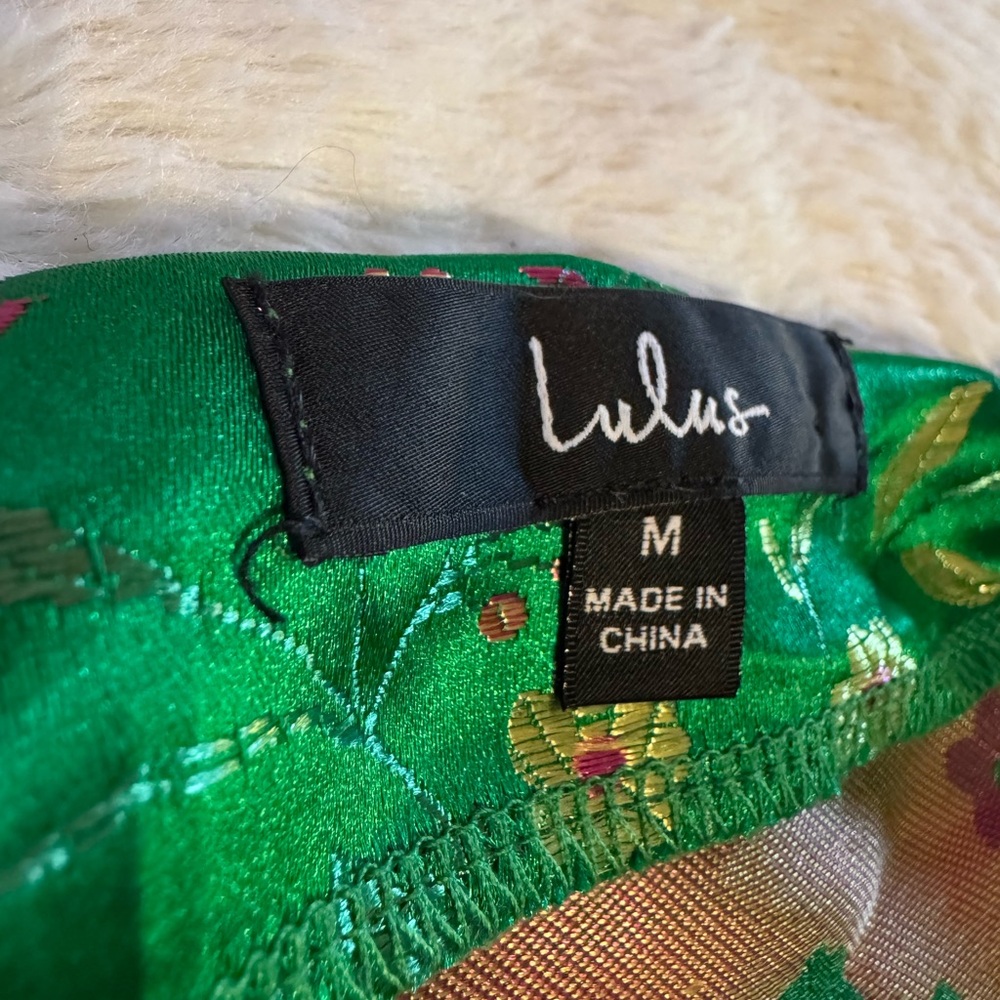 Stunning Lulu's Emerald Satin Dress with Floral Accents Medium Biophilic - Picture 4 of 9